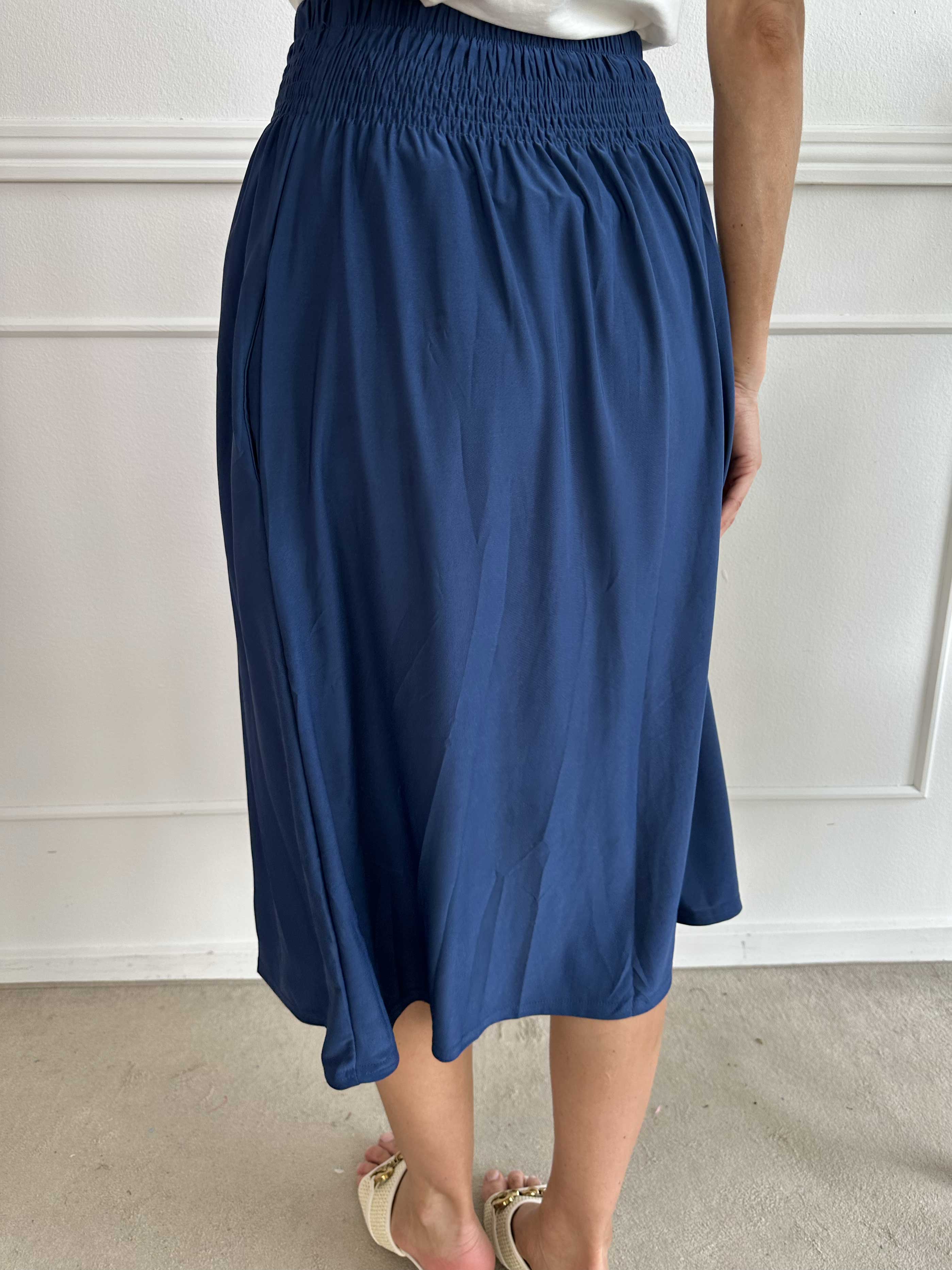 Pams Plain Midi Skirt - Nederdel i stretchy stof med lommer